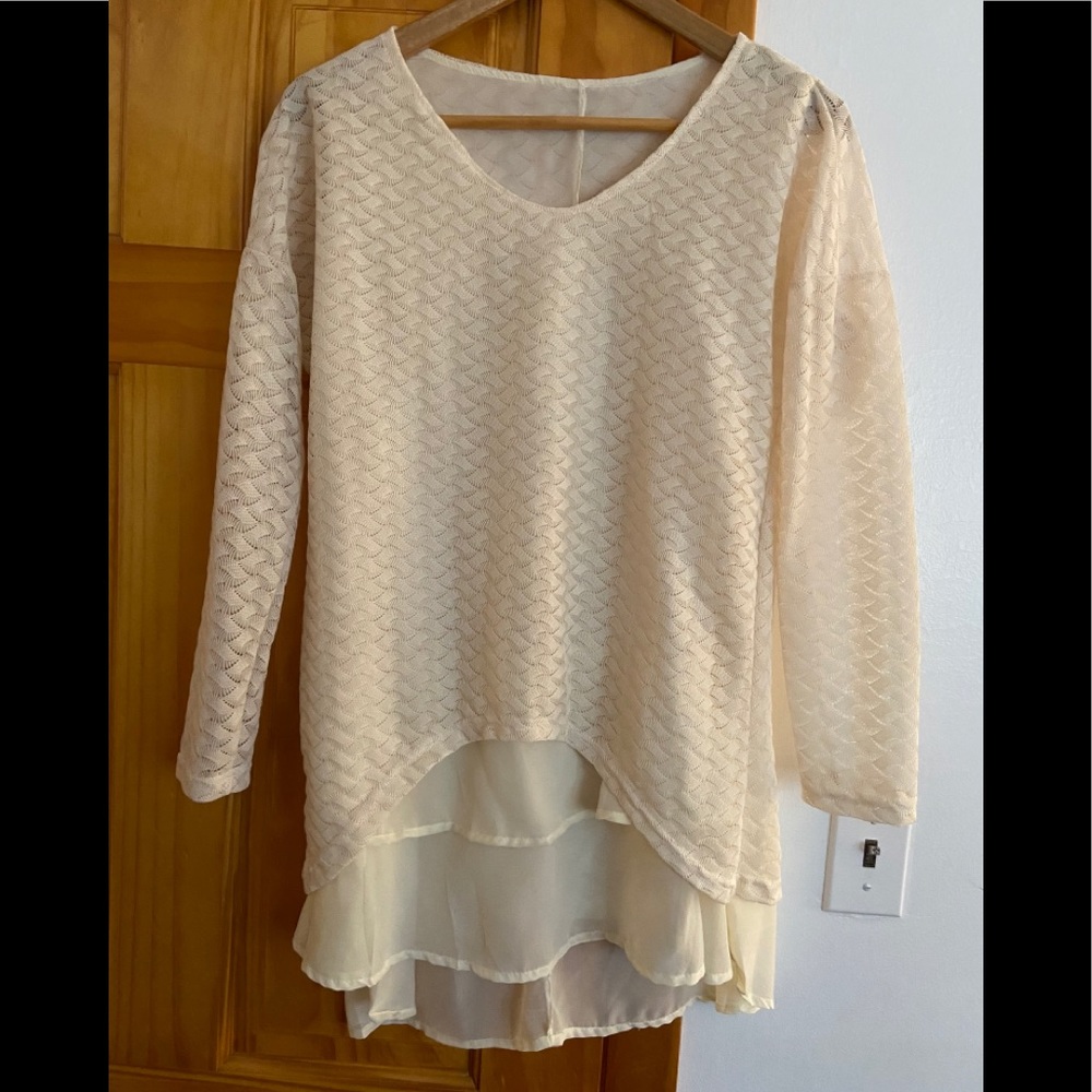 NWOT Beautiful Tiered Scallop Blouse Lined Size M